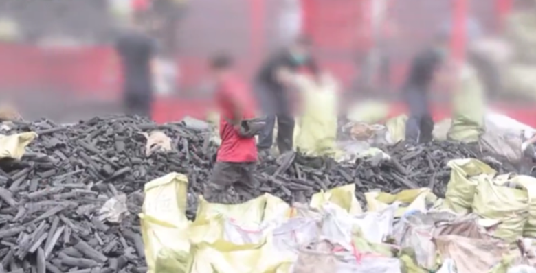 云南瑞丽警方拆包15小时，从20吨木炭中查获冰毒逾108公斤